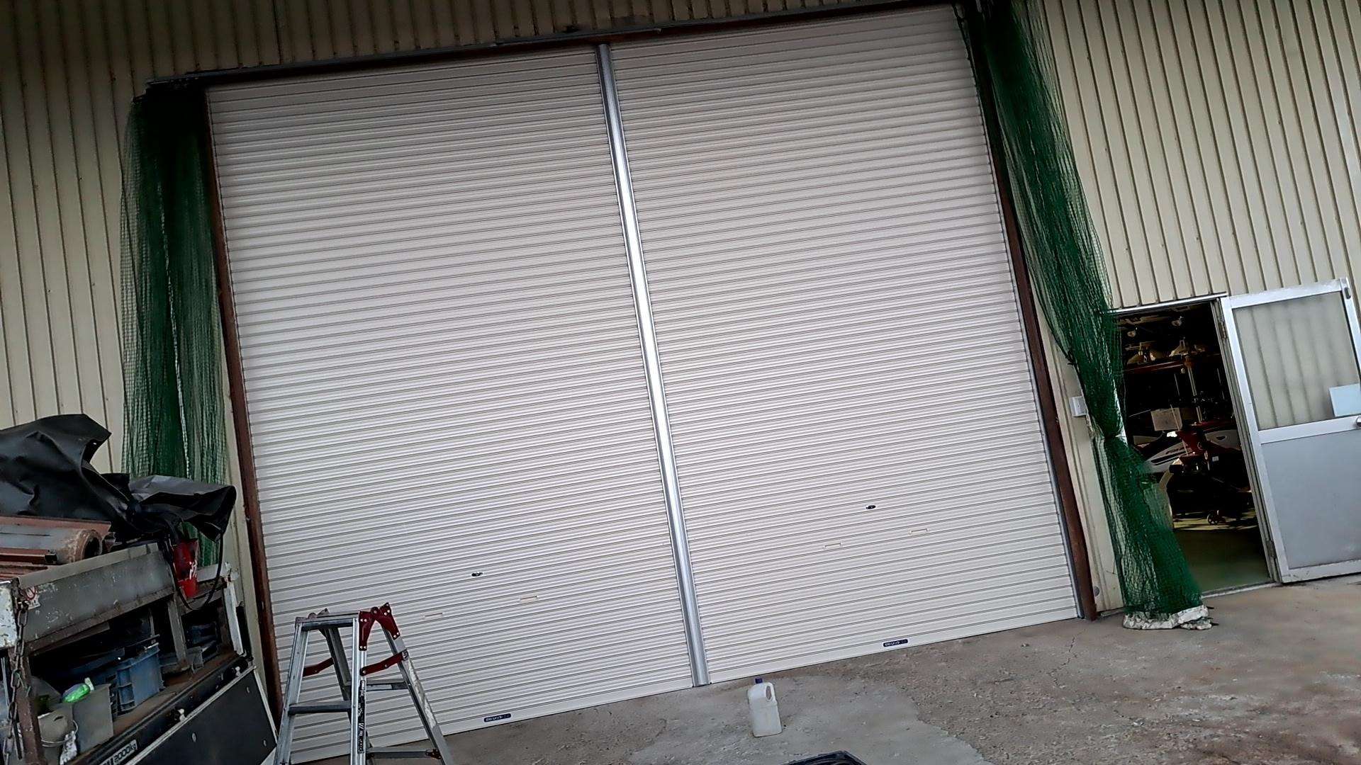 軽量シャッターの更新作業を行いました