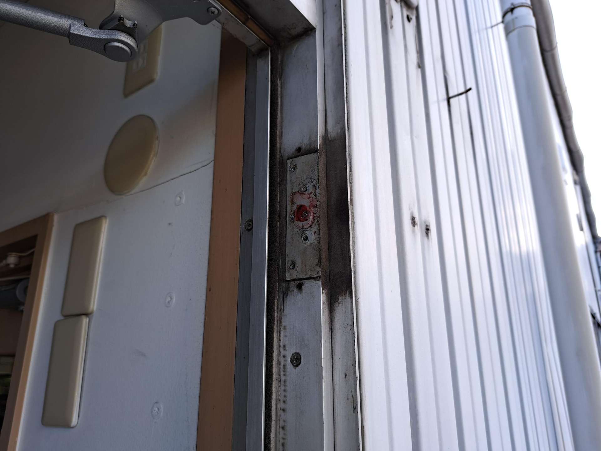 アルミ扉の蝶番交換作業を行いました